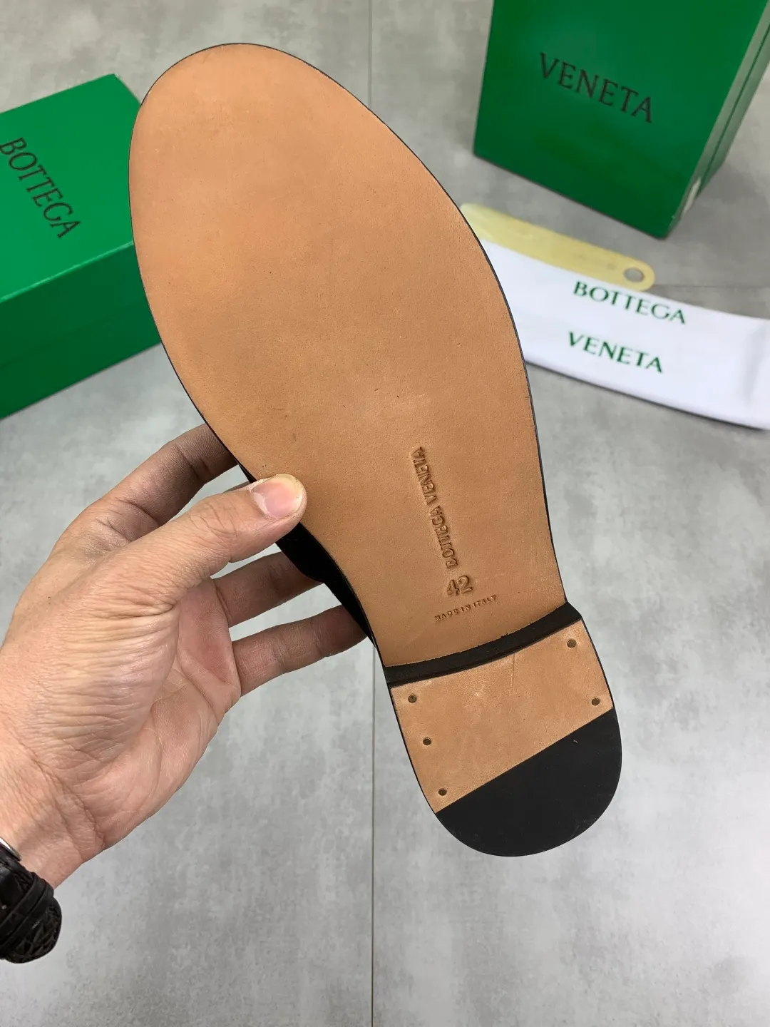 Men's shoes 💰P800 [New model] (genuine leather outsole) water-dyed cow lining 💰High-quality business couple half-slip leather shoes 💎💎💎 BOTTEGA VENETA official website synchronizes the latest top version of BV in the market, accepts material comparison, shoe type comparison, process comparison, practical and textured, versatile and suitable for any occasion, the more you look at it, the more flavorful it becomes. Purely hand-knitted craftsmanship - Upper material, calfskin imported from Italy 🇮🇹 - High-quality water-dyed cowhide lining - Original private model customized leather outsole -Size: Female 35-39 (40 ordered) Male 39-44 (38 45 can be customized) Color: Multiple colors available